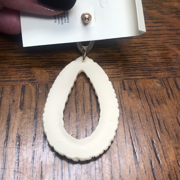 NEW CREAM AND GOLD EARRINGS - Picture 4 of 5